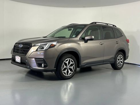 Used 2023 Subaru Forester Premium AWD/4WD image 3