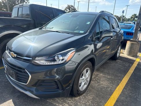 Used 2018 Chevrolet Trax LT w/ LT Convenience Package FWD image 3