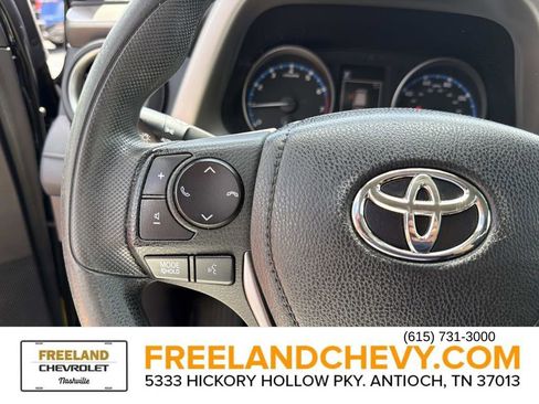 Used 2018 Toyota RAV4 LE FWD image 27