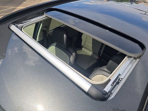 Used 2023 Kia Niro Wave w/ Wave Preserve Package FWD image 3