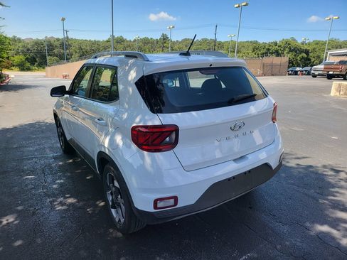 Used 2025 Hyundai Venue SEL FWD image 9