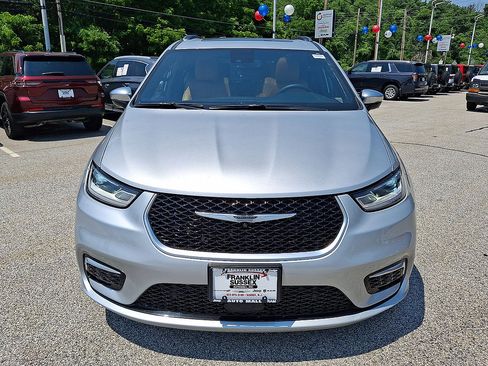 Used 2023 Chrysler Pacifica Pinnacle FWD image 29