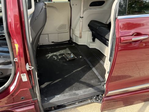 Used 2020 Chrysler Pacifica Touring-L FWD image 27