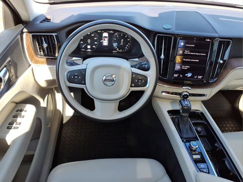 Used 2021 Volvo XC60 T5 Momentum w/ Premium Package AWD/4WD image 15