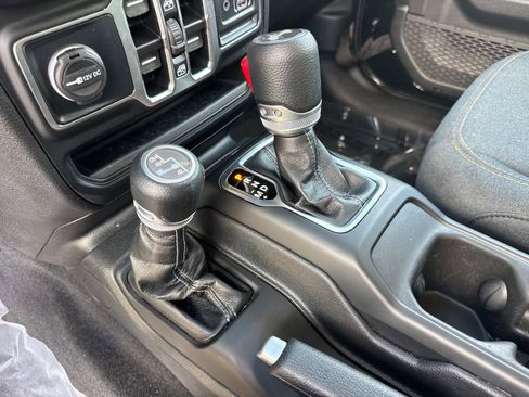 Used 2025 Jeep Wrangler Sahara image 26