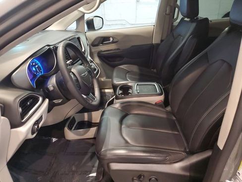 Used 2023 Chrysler Pacifica Touring-L FWD image 11