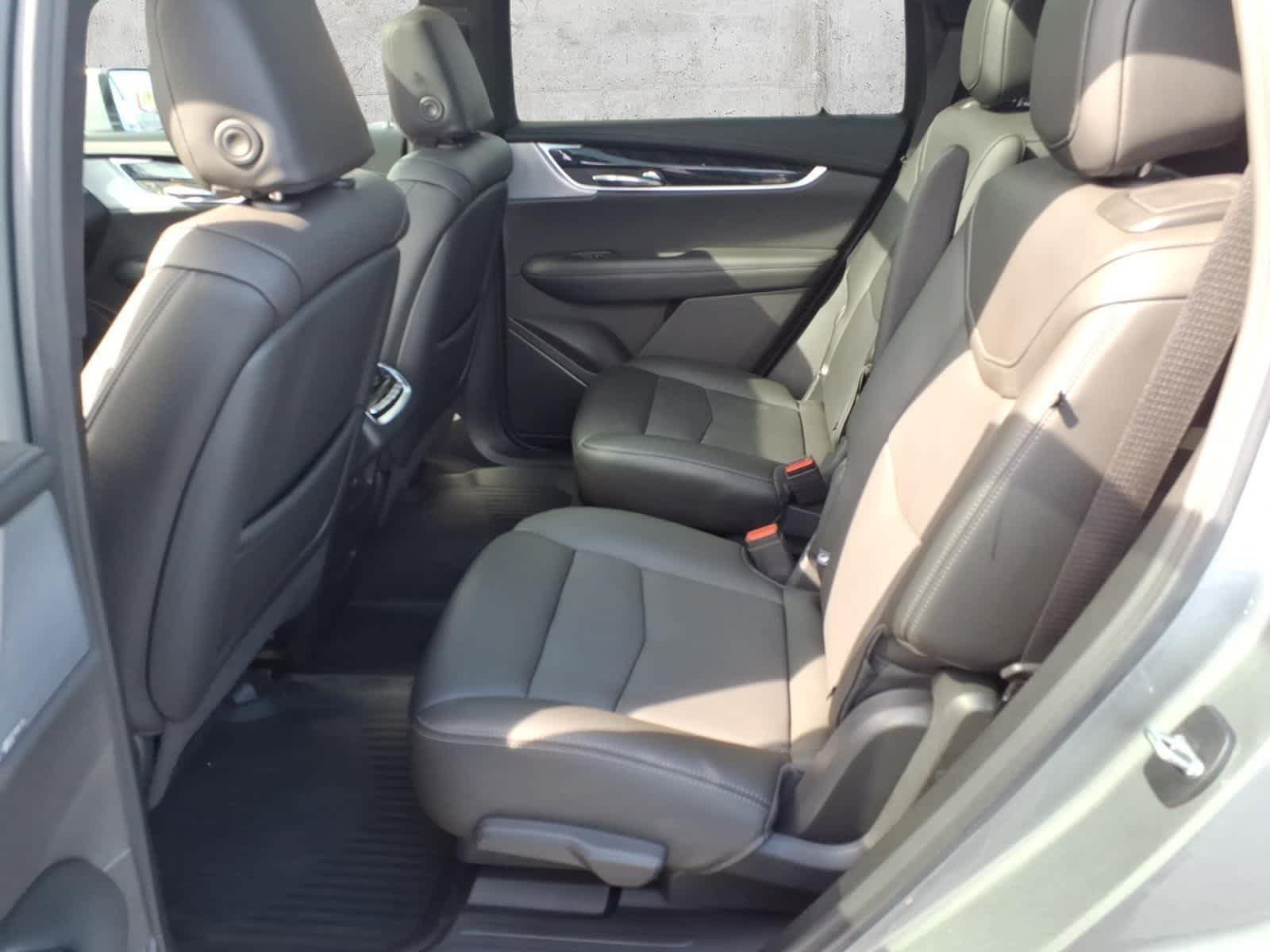 Used 2023 Cadillac XT6 Premium Luxury w/ Technology Package AWD/4WD image 7