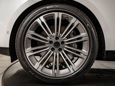 New 2026 Land Rover Range Rover Long Wheelbase SE AWD/4WD image 13