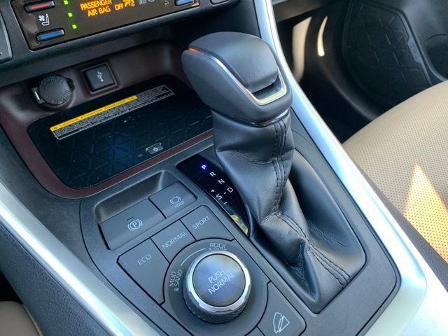 Used 2020 Toyota RAV4 Limited AWD/4WD image 26