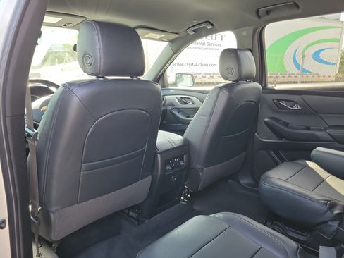Used 2022 Chevrolet Traverse LT FWD image 15