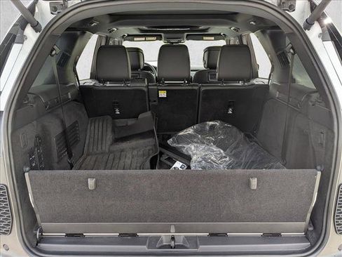 Used 2025 Land Rover Discovery Dynamic SE AWD/4WD image 6