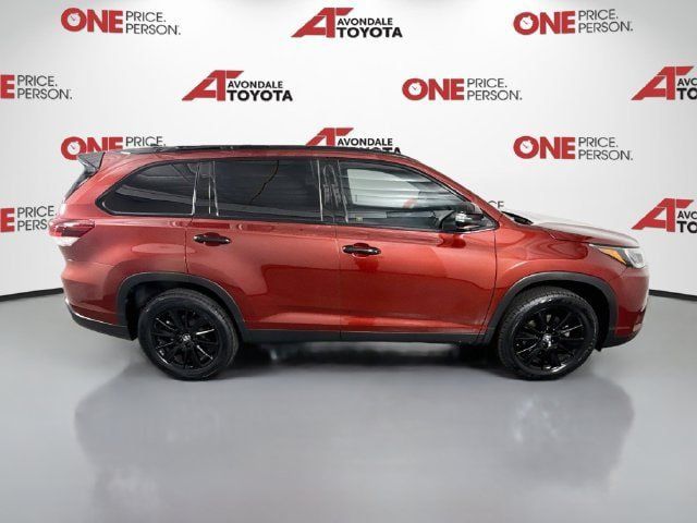 Certified 2019 Toyota Highlander SE w/ Nightshade Edition FWD image 9