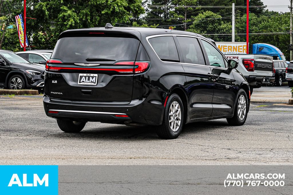 Used 2023 Chrysler Pacifica Touring-L FWD image 5