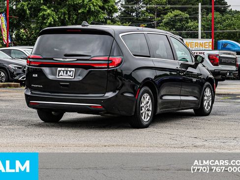 Used 2023 Chrysler Pacifica Touring-L FWD image 5