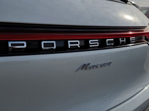 Certified 2025 Porsche Macan image 32