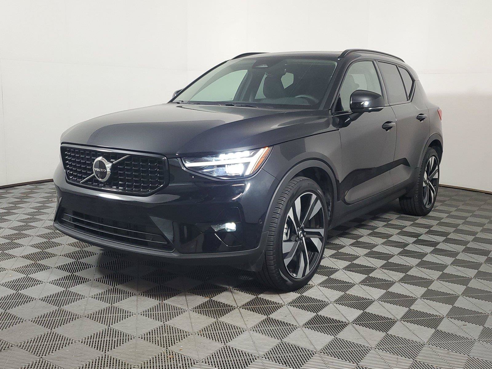 Certified 2026 Volvo XC40 B5 Plus AWD/4WD image 3