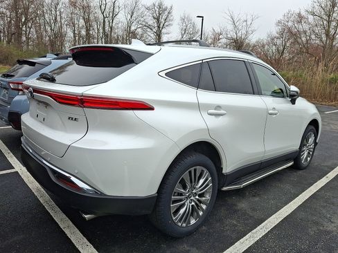 Used 2023 Toyota Venza XLE image 4