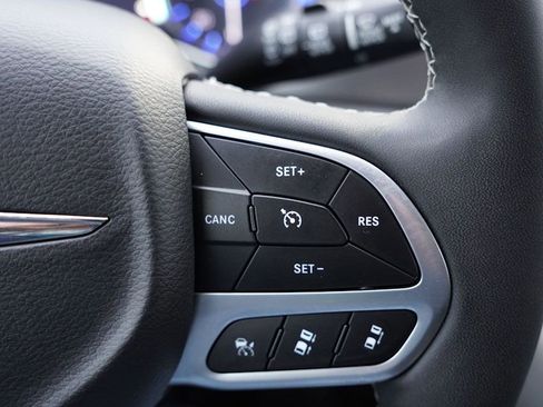 Certified 2024 Chrysler Pacifica Touring-L image 32