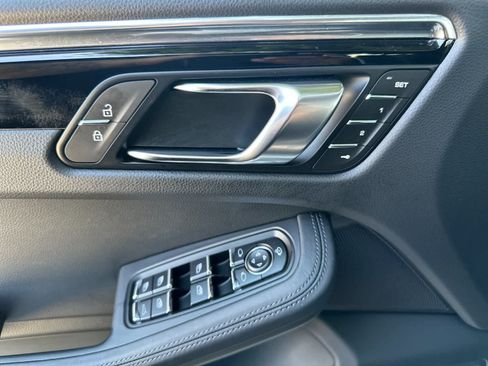 Certified 2026 Porsche Macan AWD/4WD image 12