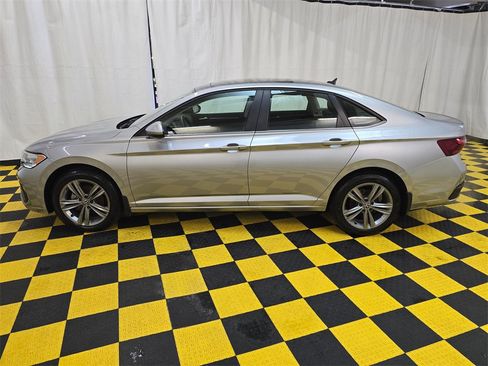 Used 2023 Volkswagen Jetta SE w/ Panoramic Sunroof Package image 6