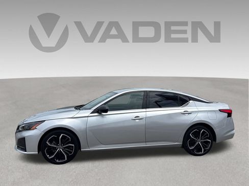 Used 2024 Nissan Altima 2.5 SR FWD image 18