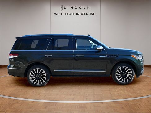Used 2022 Lincoln Navigator Black Label image 2