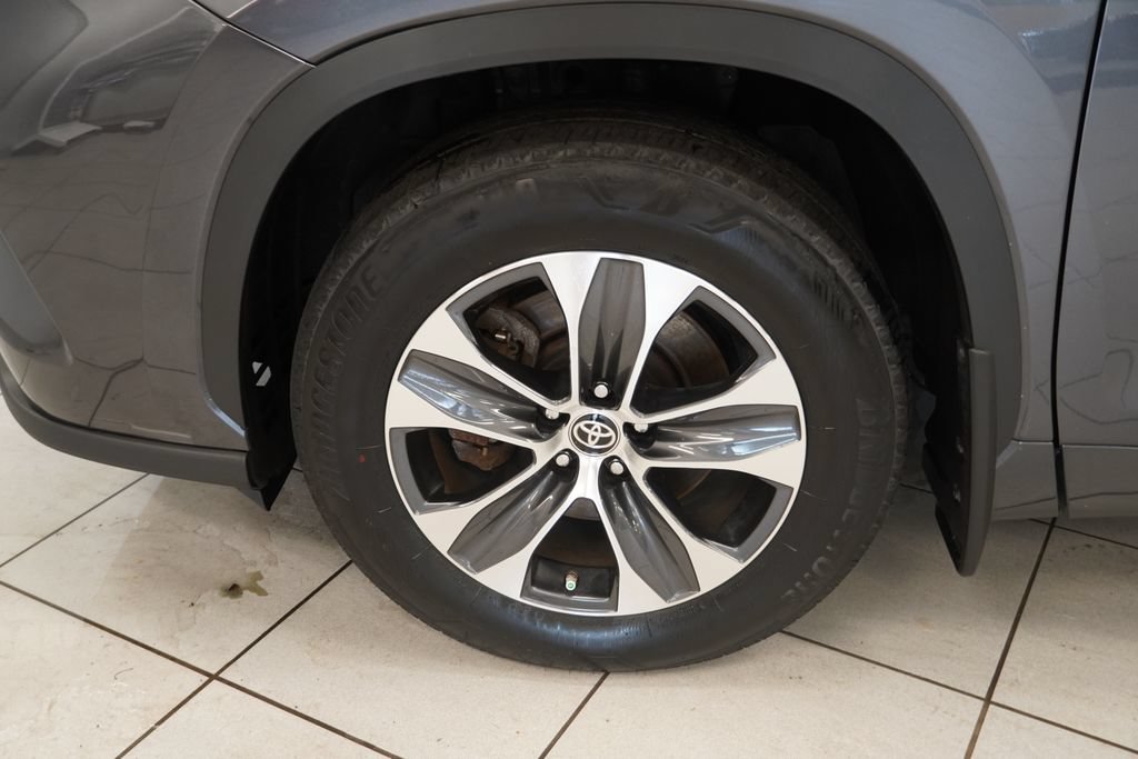 Used 2024 Toyota Highlander XLE AWD/4WD image 17