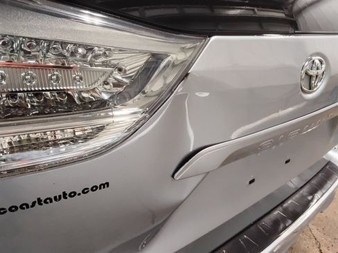 Used 2014 Toyota Sienna SE FWD image 16
