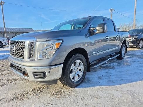 Used 2018 Nissan Titan SV w/ SV Convenience Package image 3