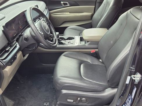 Used 2025 Kia Carnival FWD image 10