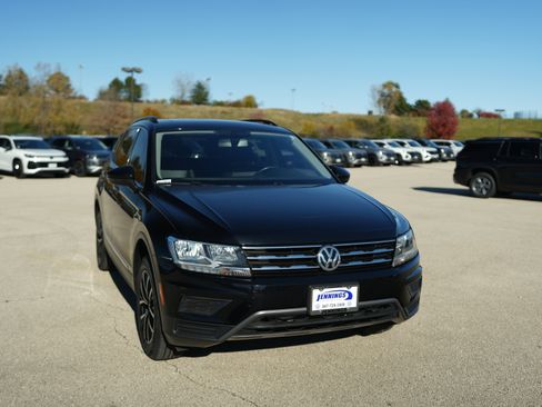 Used 2021 Volkswagen Tiguan SE w/ Panoramic Sunroof Package image 2