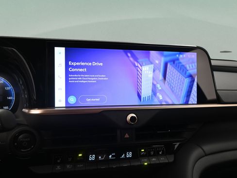 Certified 2025 Toyota Crown Signia image 28