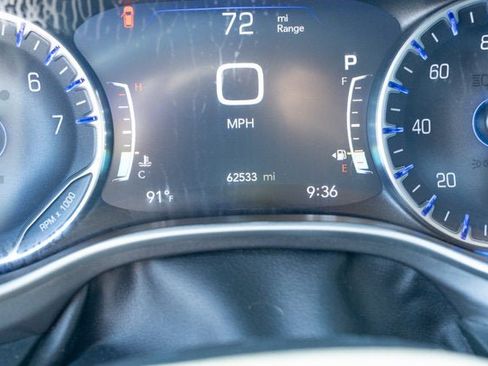 Used 2024 Chrysler Pacifica Touring-L FWD image 10