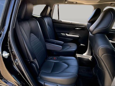 Certified 2021 Toyota Highlander XLE AWD/4WD image 19