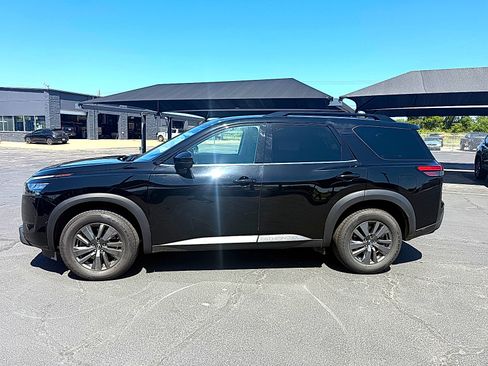 Used 2024 Nissan Pathfinder SV FWD image 4