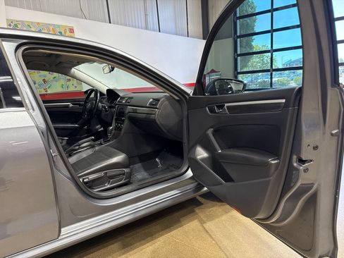 Used 2018 Volkswagen Passat 2.0T SE FWD image 78