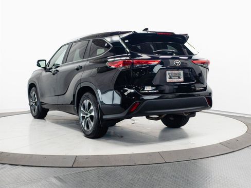 Used 2023 Toyota Highlander XLE AWD/4WD image 10