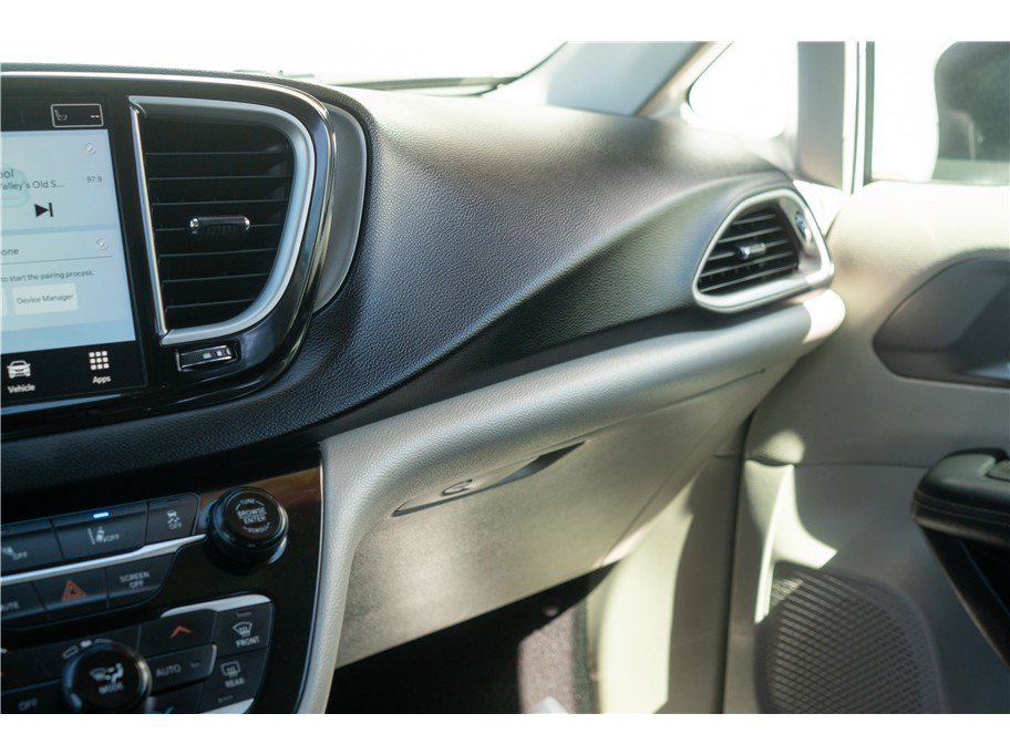 Used 2023 Chrysler Pacifica Touring-L FWD image 16