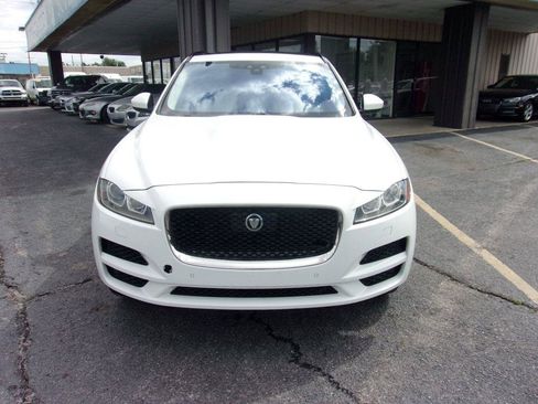 Used 2019 Jaguar F-PACE Prestige image 3