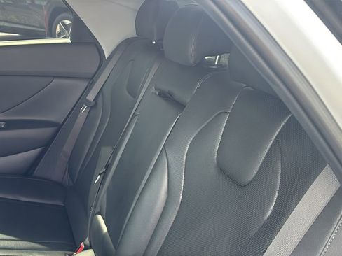 Used 2025 Hyundai Elantra Limited image 31