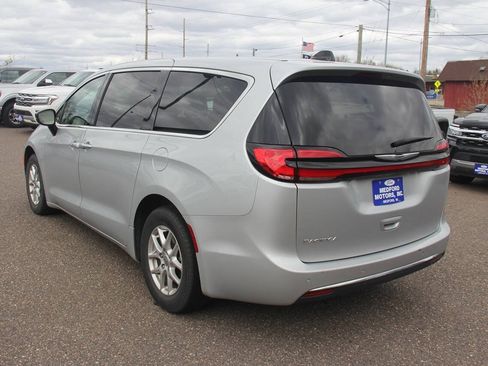 Used 2024 Chrysler Pacifica Touring-L FWD image 5