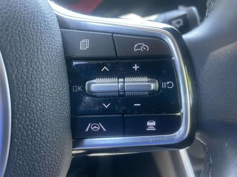 Used 2025 Kia Carnival FWD image 31