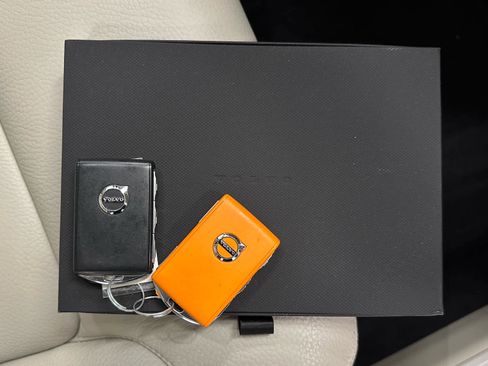 Used 2023 Volvo V60 B5 Cross Country Plus w/ Climate Package image 40