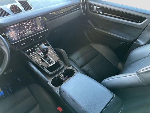 Used 2022 Porsche Cayenne image 25