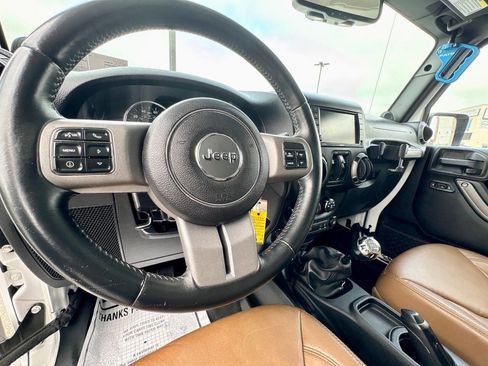 Used 2013 Jeep Wrangler Unlimited Sahara image 12