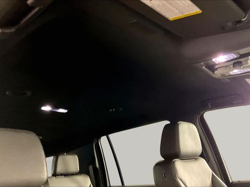 Used 2026 Chevrolet Suburban LT RWD image 14