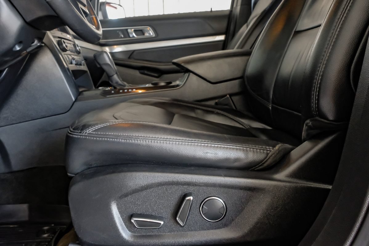 Used 2017 Ford Explorer XLT w/ Equipment Group 202A FWD image 29