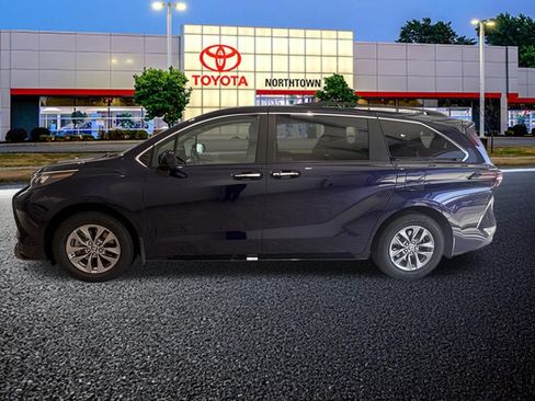 Used 2025 Toyota Sienna XLE AWD/4WD image 2
