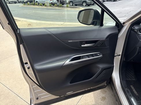 Used 2021 Toyota Venza Limited w/ Carpet Mat Package (TMS) AWD/4WD image 14