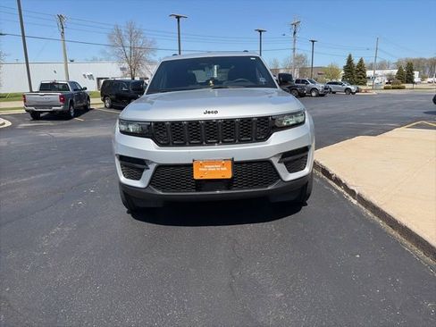 Used 2023 Jeep Grand Cherokee Altitude AWD/4WD image 10